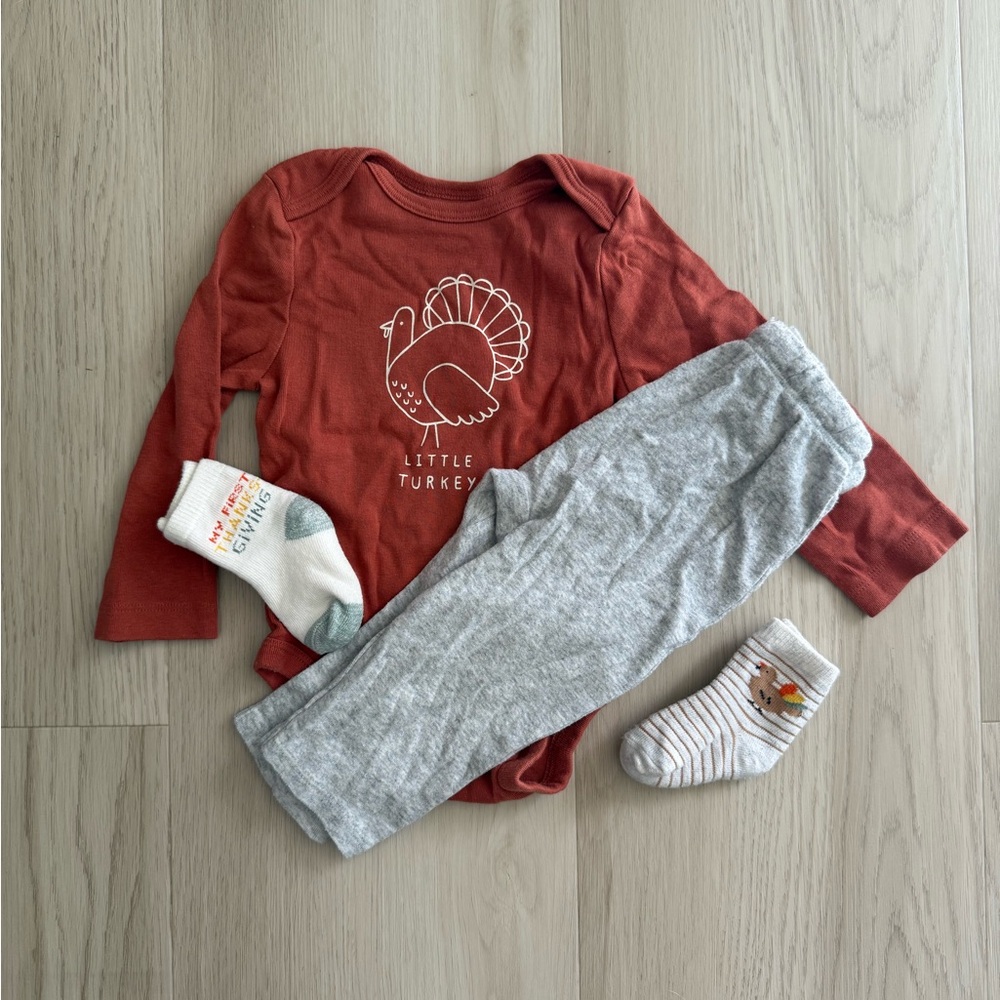 9 mo 🦃 Thanksgiving Onesie & Pants 🦃 Plus two pair of Thanksgiving socks